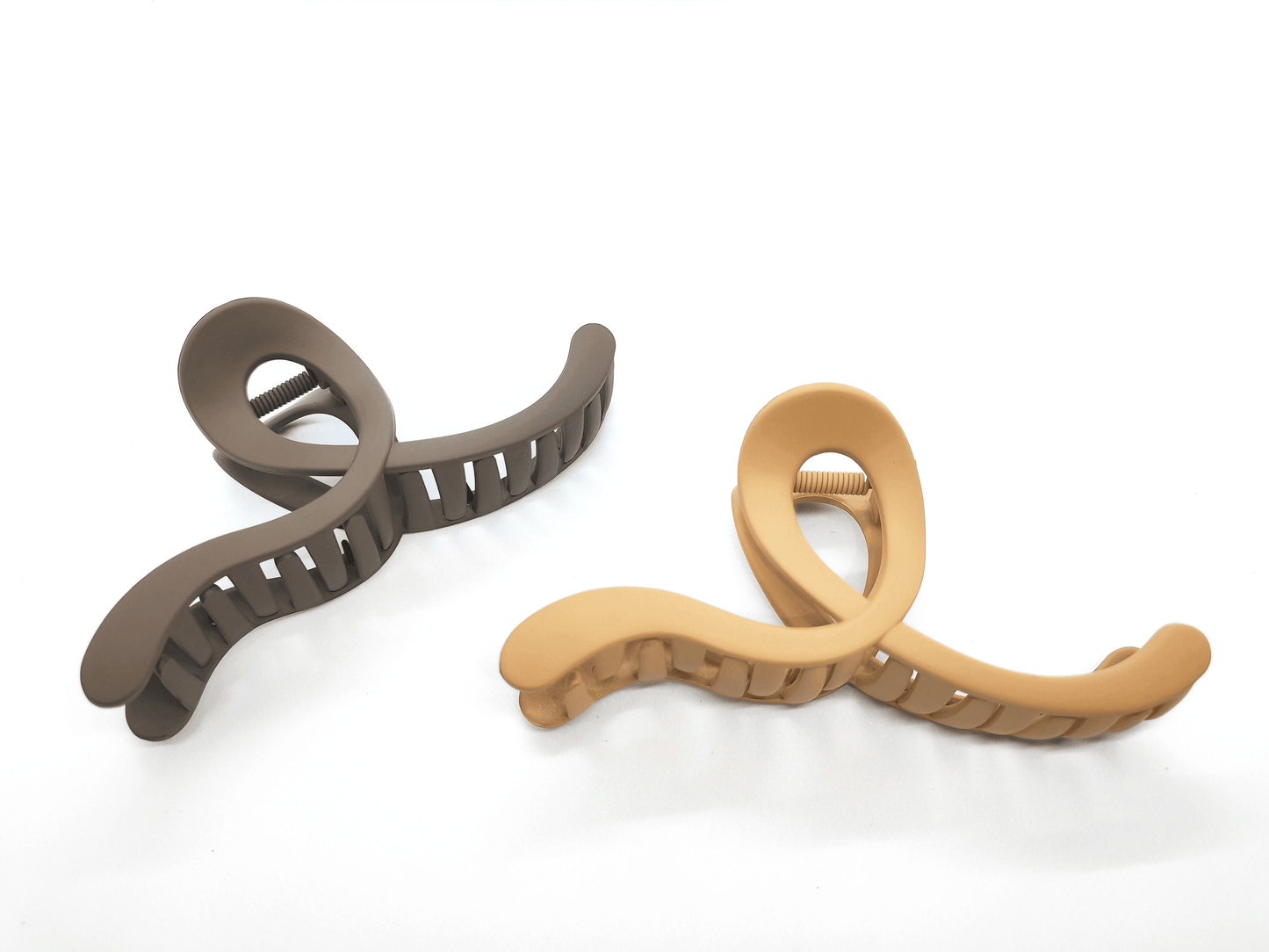 Elegant Matte Wavy Hair Claw Clip - cllovestudio