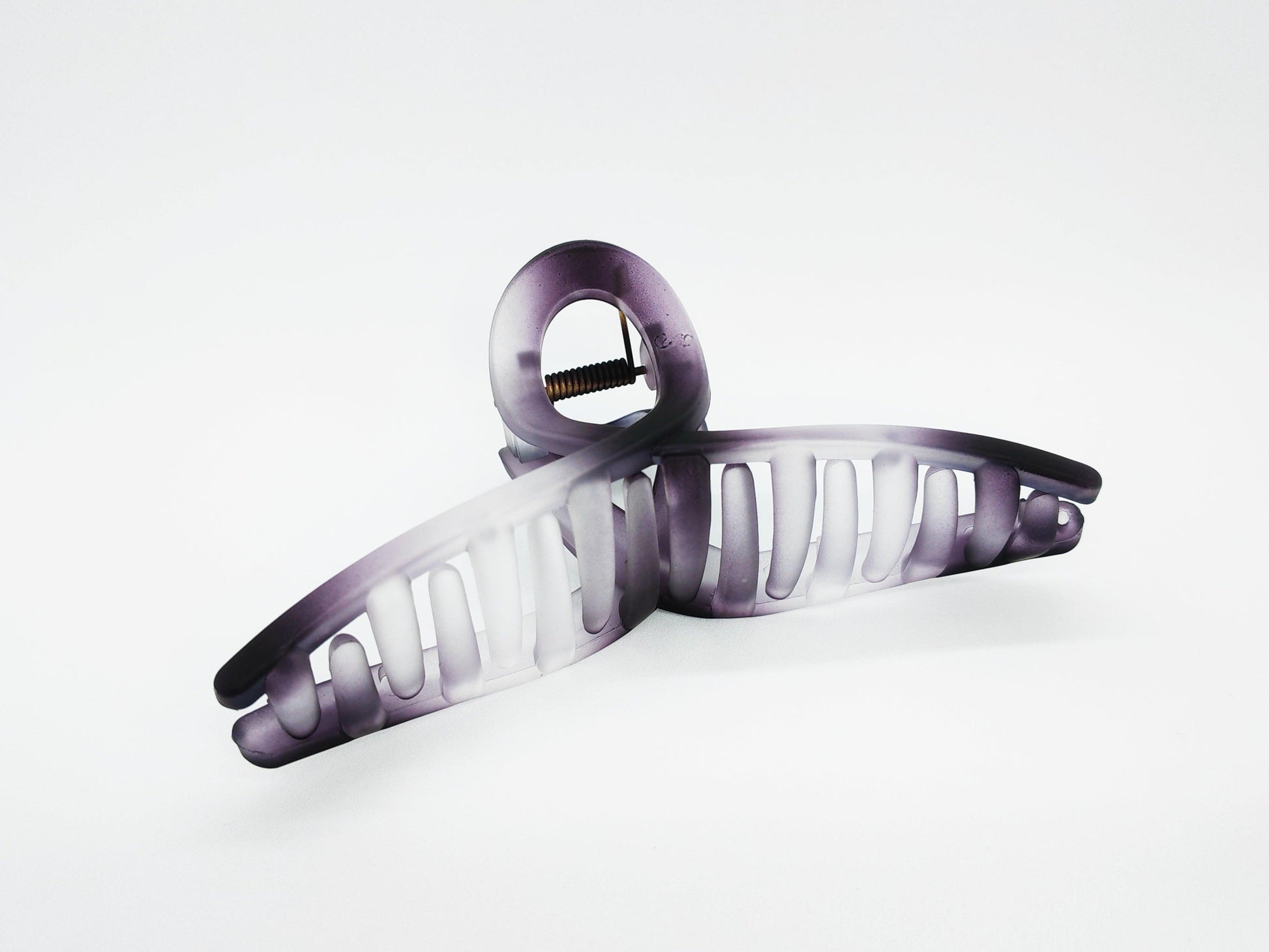 Trendy Matte Ink-Inspired Twisted Hair Claw Clip - cllovestudio